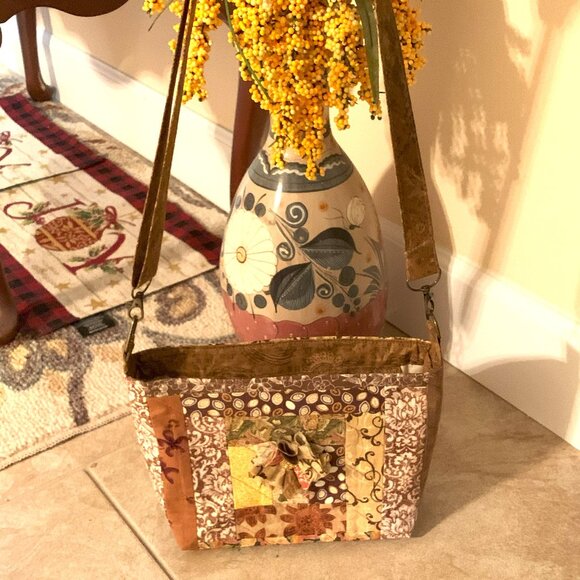 Handmade Patchwork Quilted Crossbody Bag with Lining and Zippered Closure - Picture 3 of 9